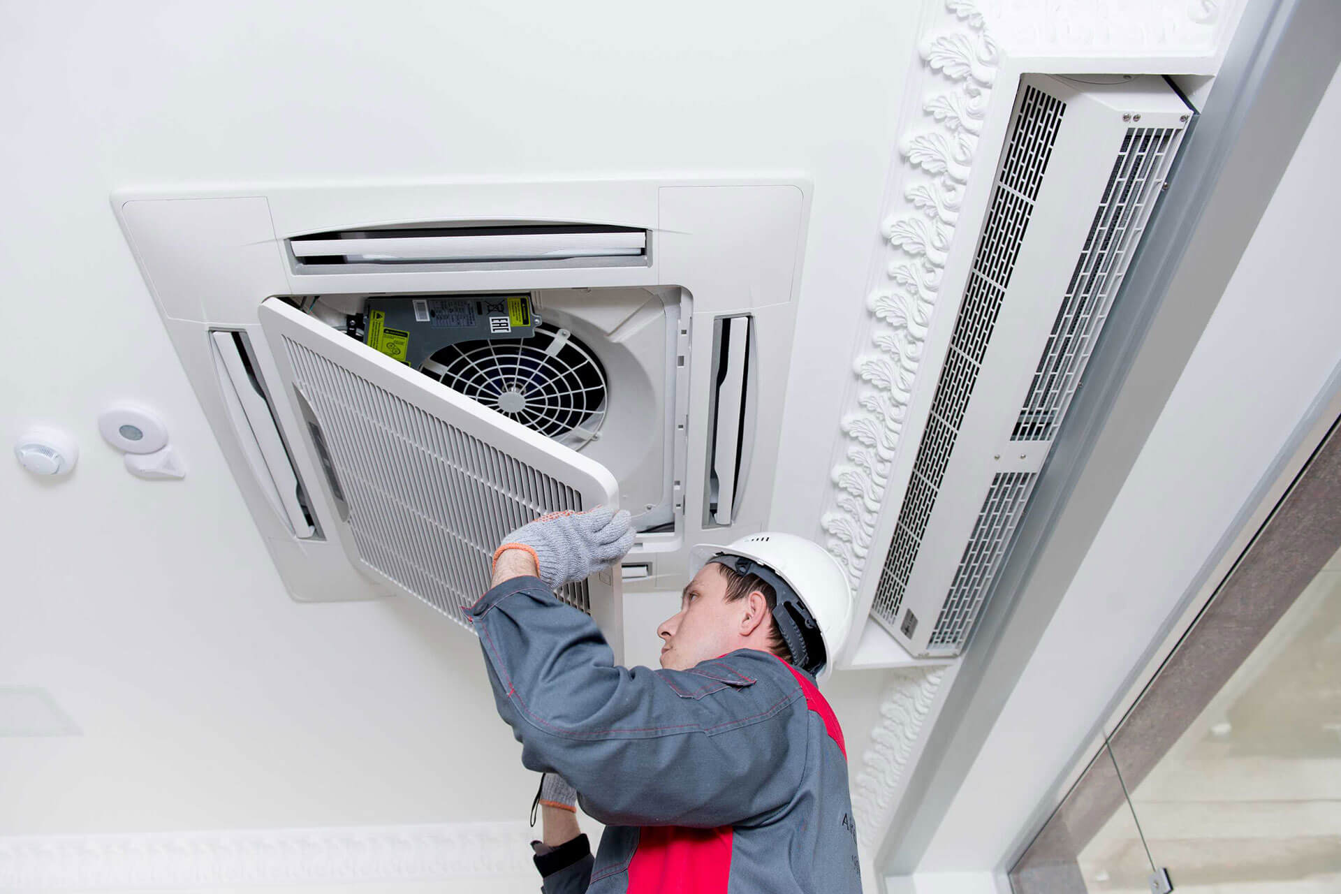 Nettoyage de thermopompes et conduits résidentiels et commerciaux à Québec, Montréal et Laval.