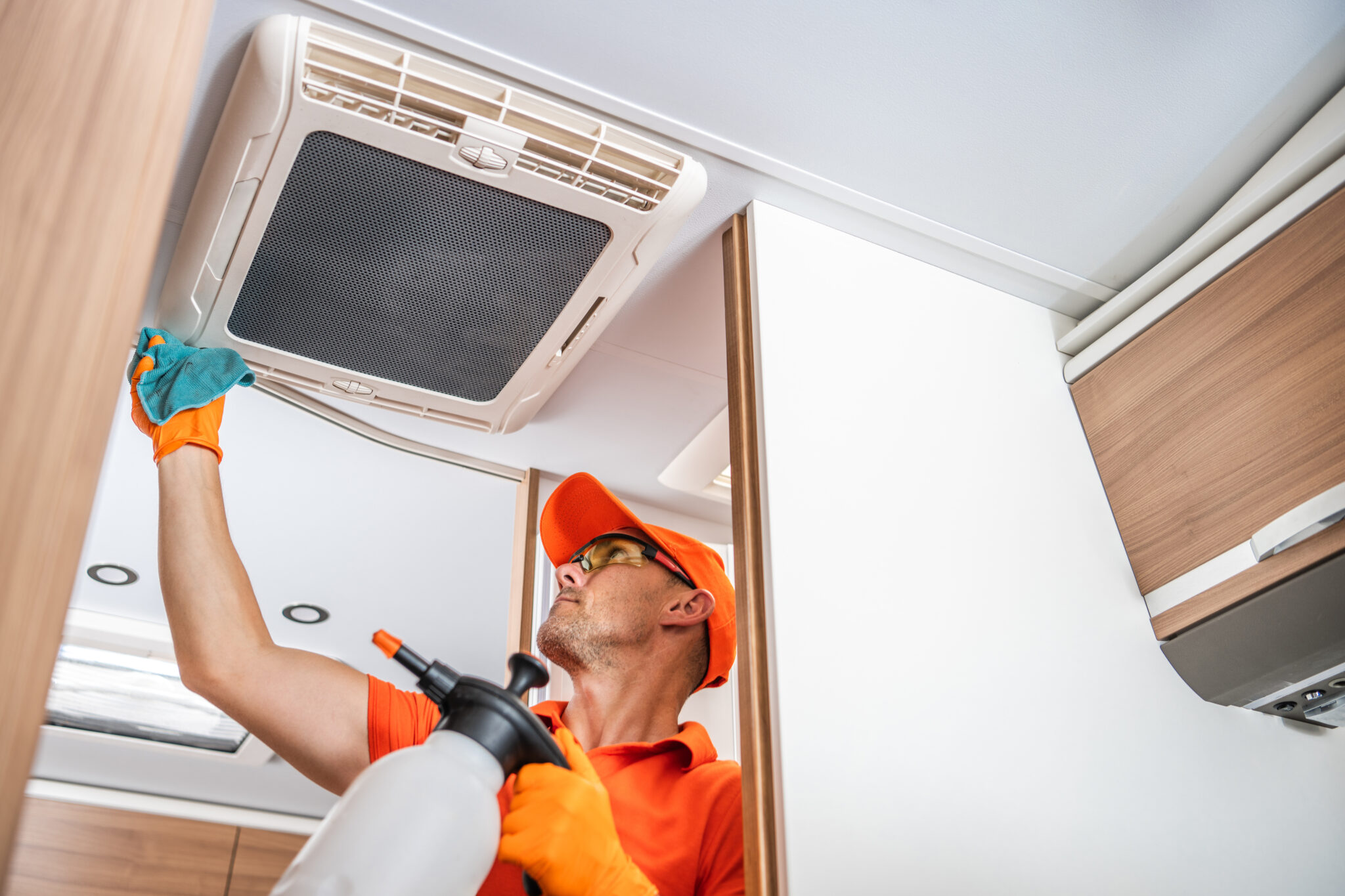 Nettoyage de thermopompes et conduits résidentiels et commerciaux à Québec, Montréal et Laval.