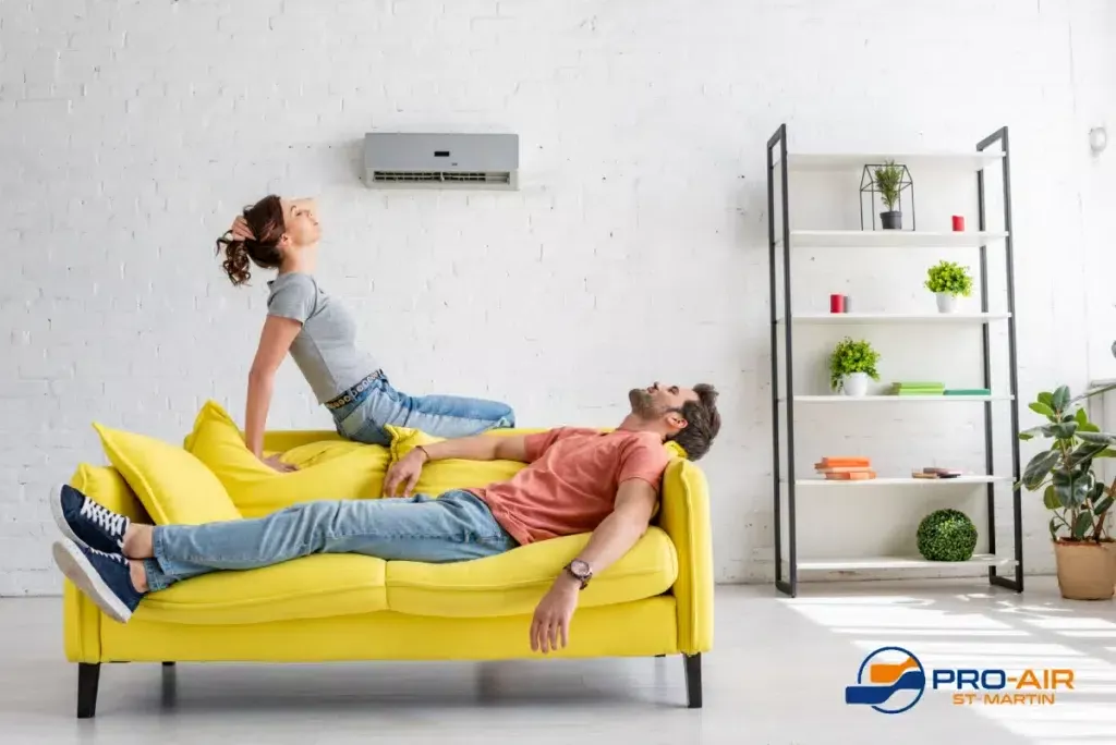 jeune homme et femme se reposant sur un canapé jaune sous le climatiseur à la maison